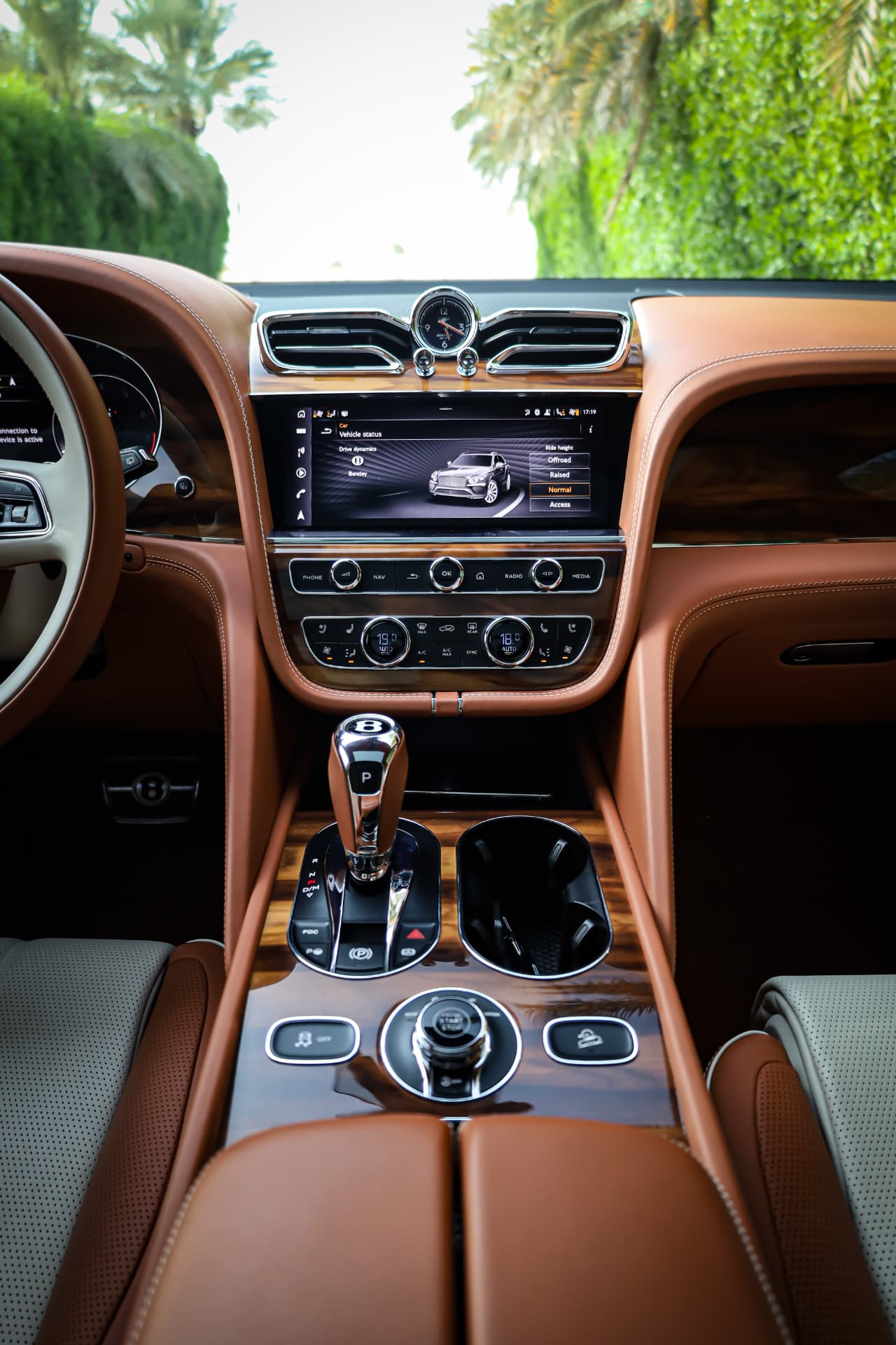 Bentley Bentayga — photo 4