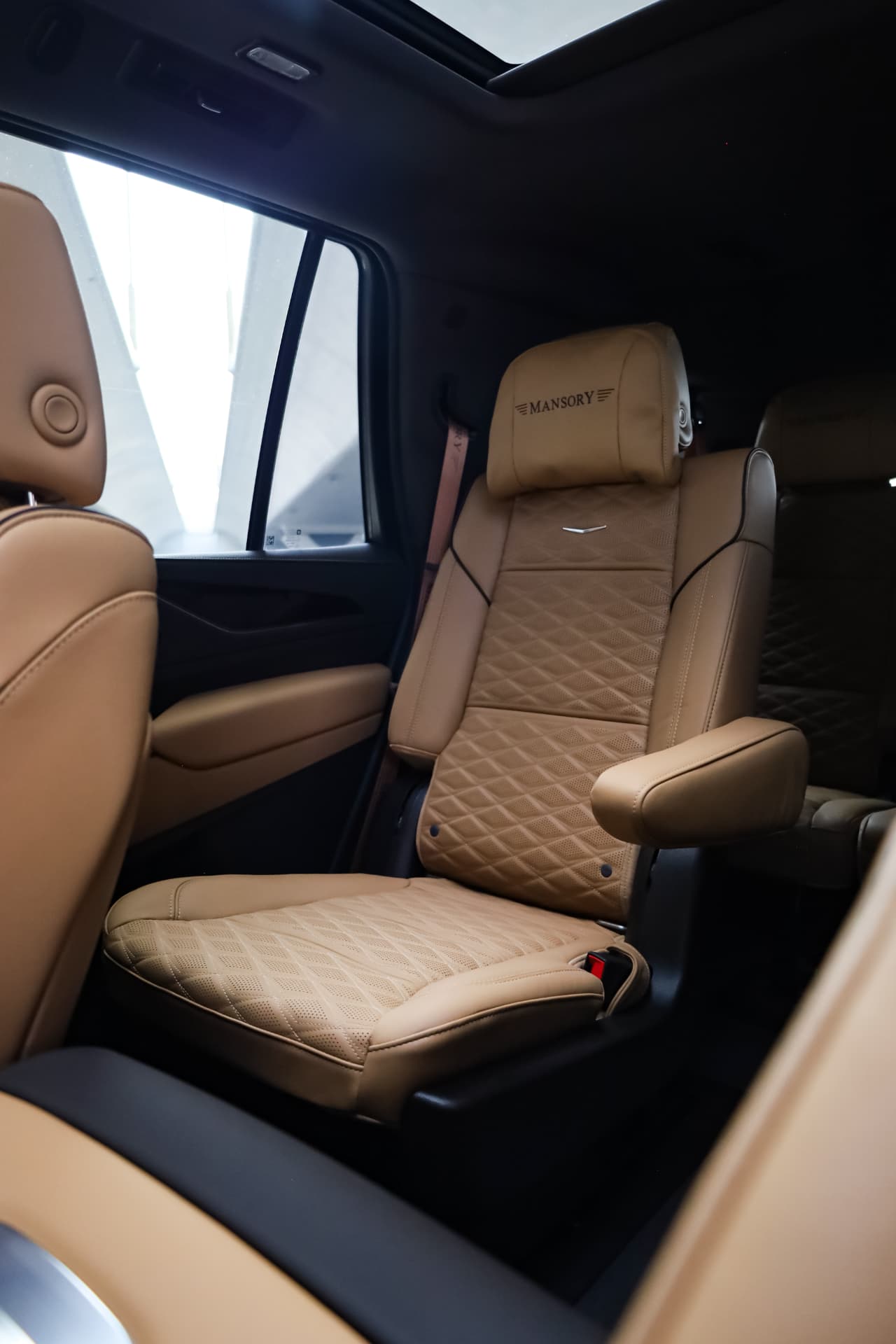 Cadillac Escalade — photo 5